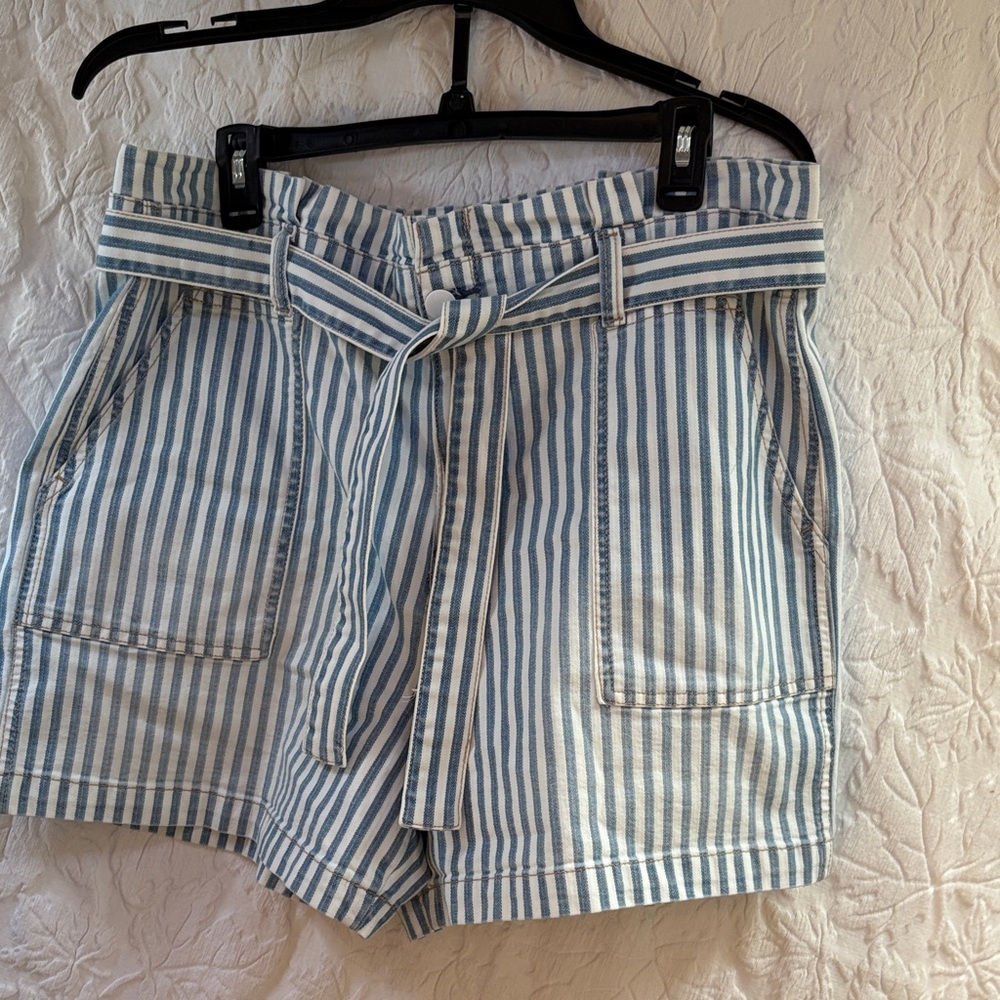 a.n.a Women's High Waist Striped Denim Shorts w belt Blue and White